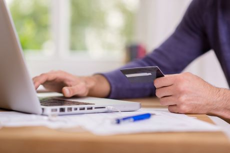 Foto: Person arbeitet auf Laptop