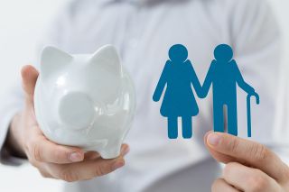 Foto: Strichfiguren und Sparschwein