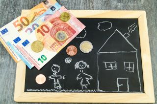 © Steidi - stock.adobe.com Foto: Kinderzeichnung und Geld