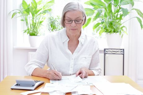 Foto: Dame liest Unterlagen