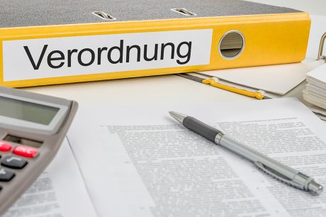 Foto: Aktenordner mit Aufschrift Verordnung